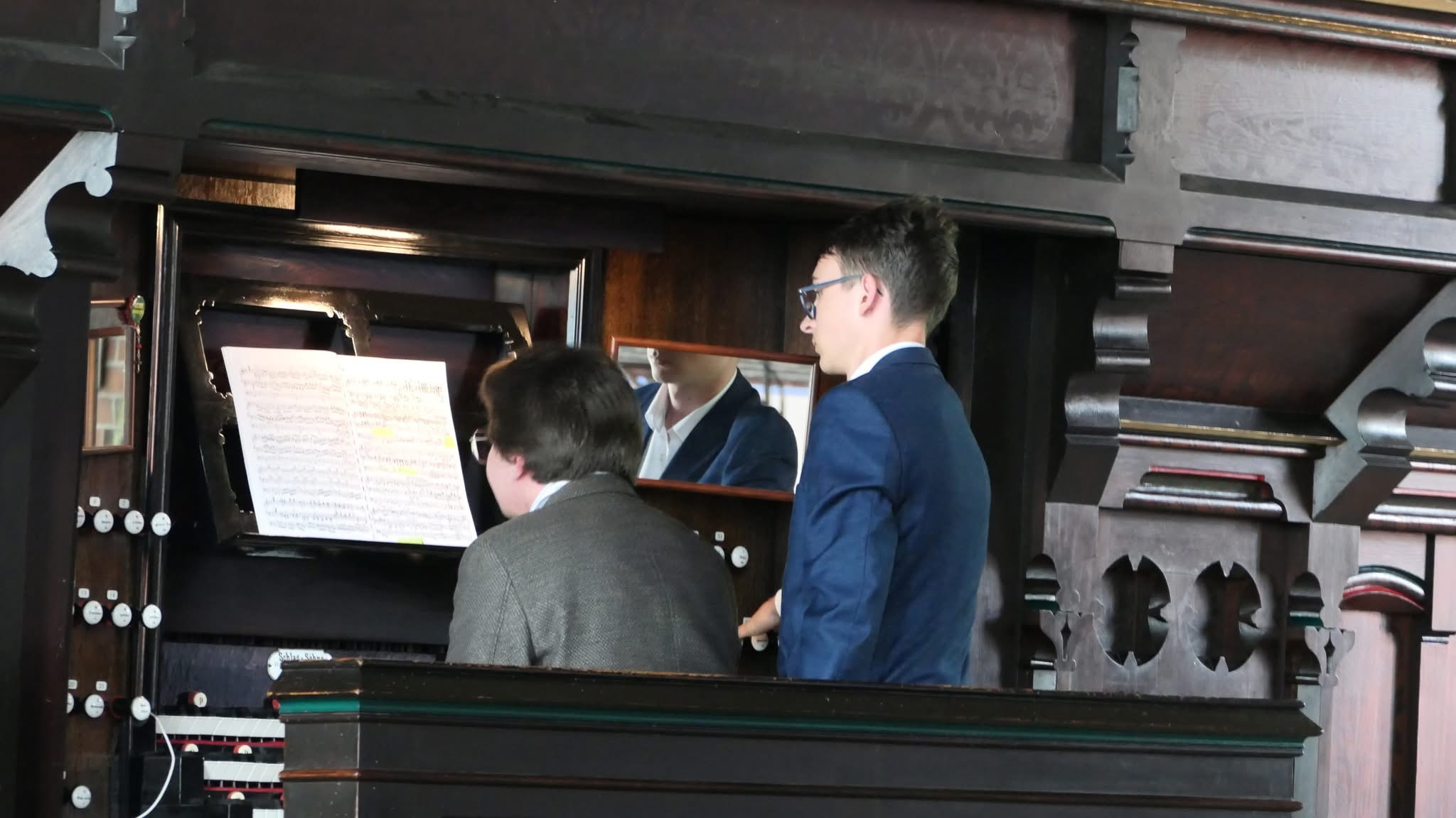 Piotr Górski przy organach