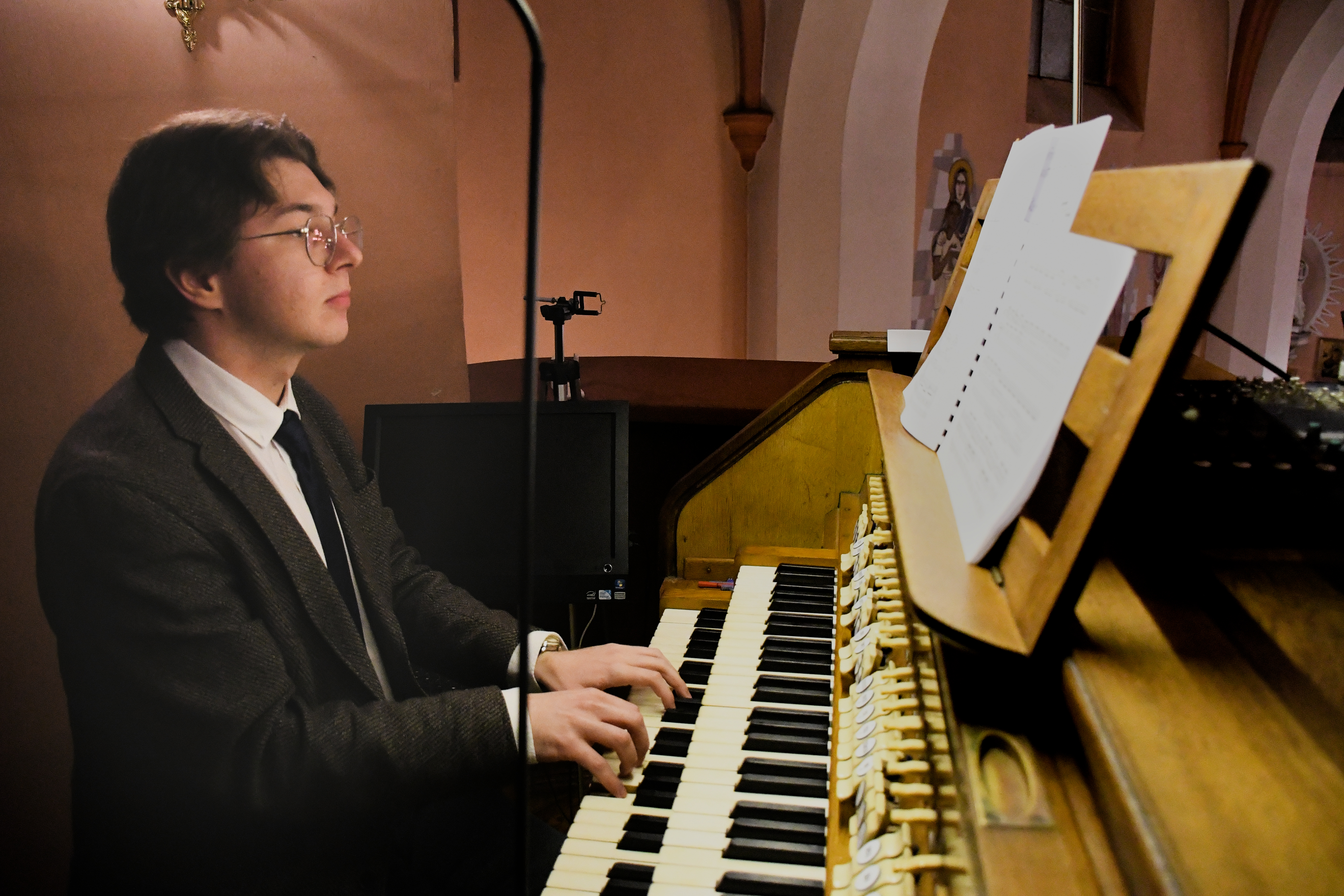 Piotr Górski przy organach