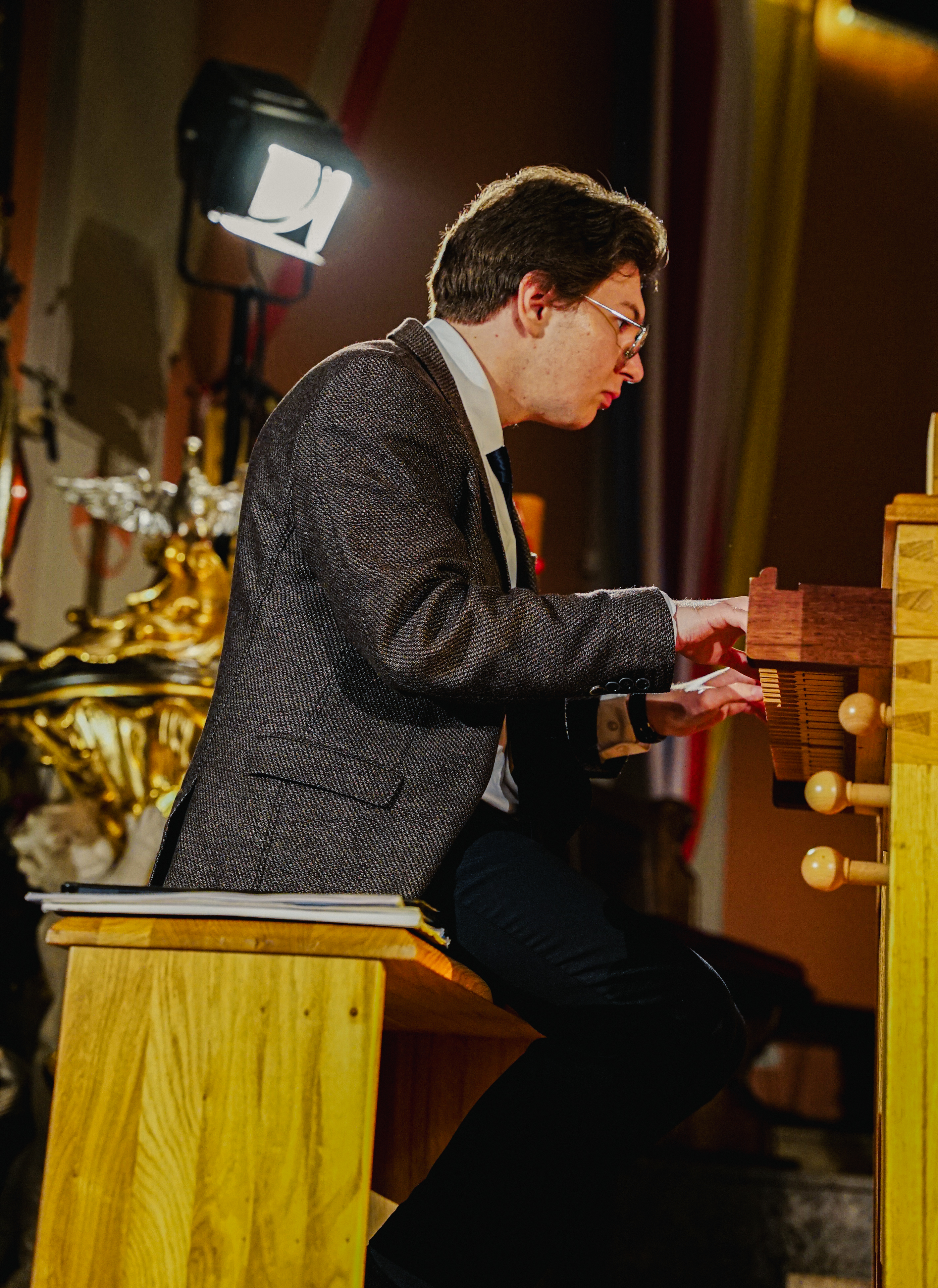 Piotr Górski przy organach