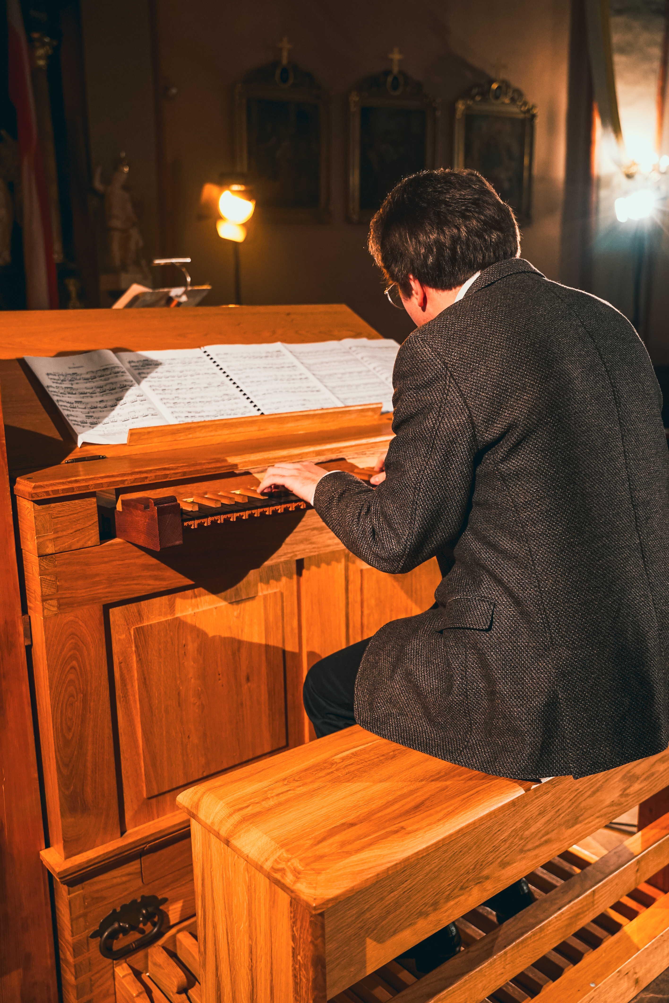 Piotr Górski gra na organach