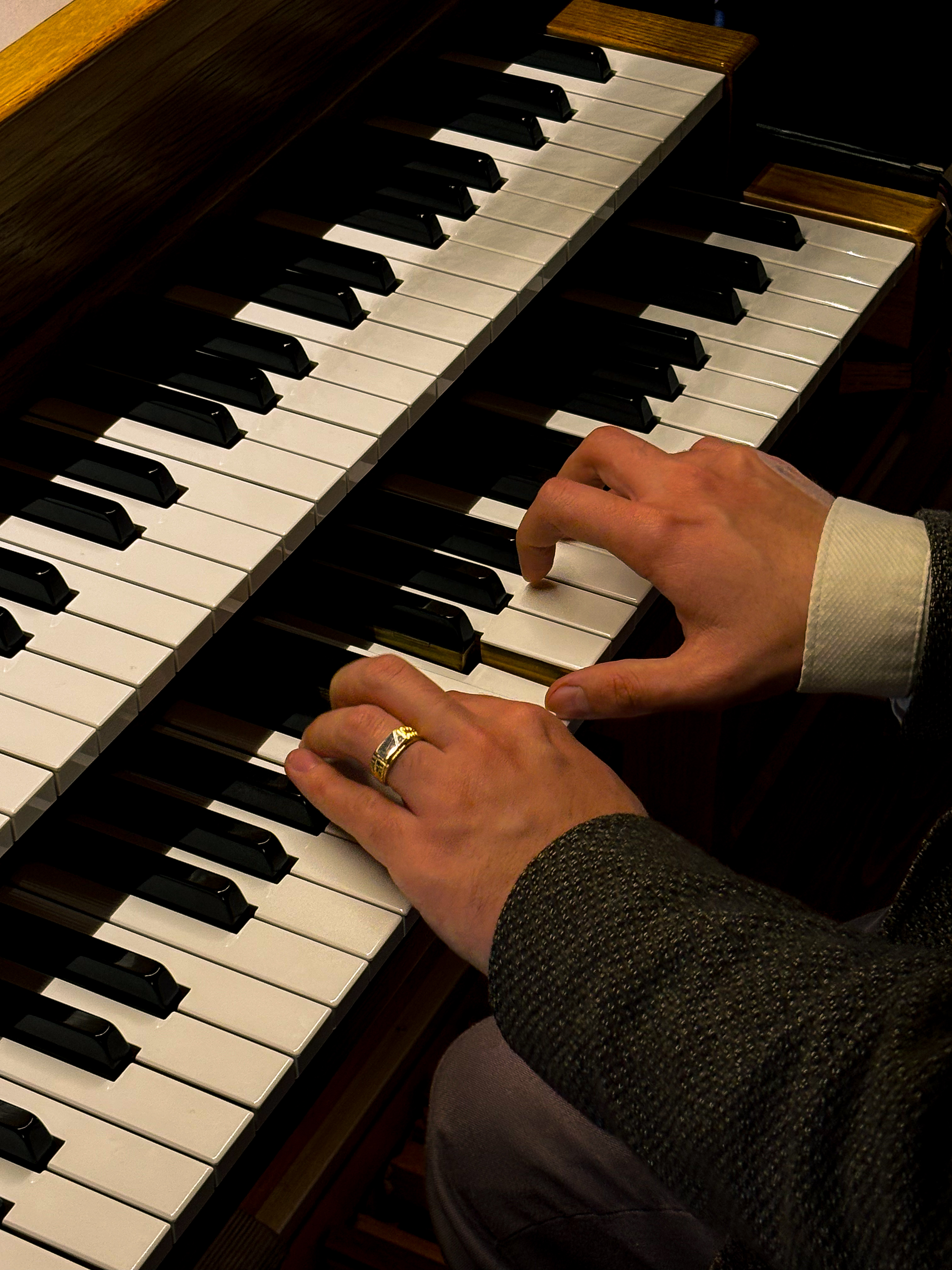 Ręce na klawiaturze organowej