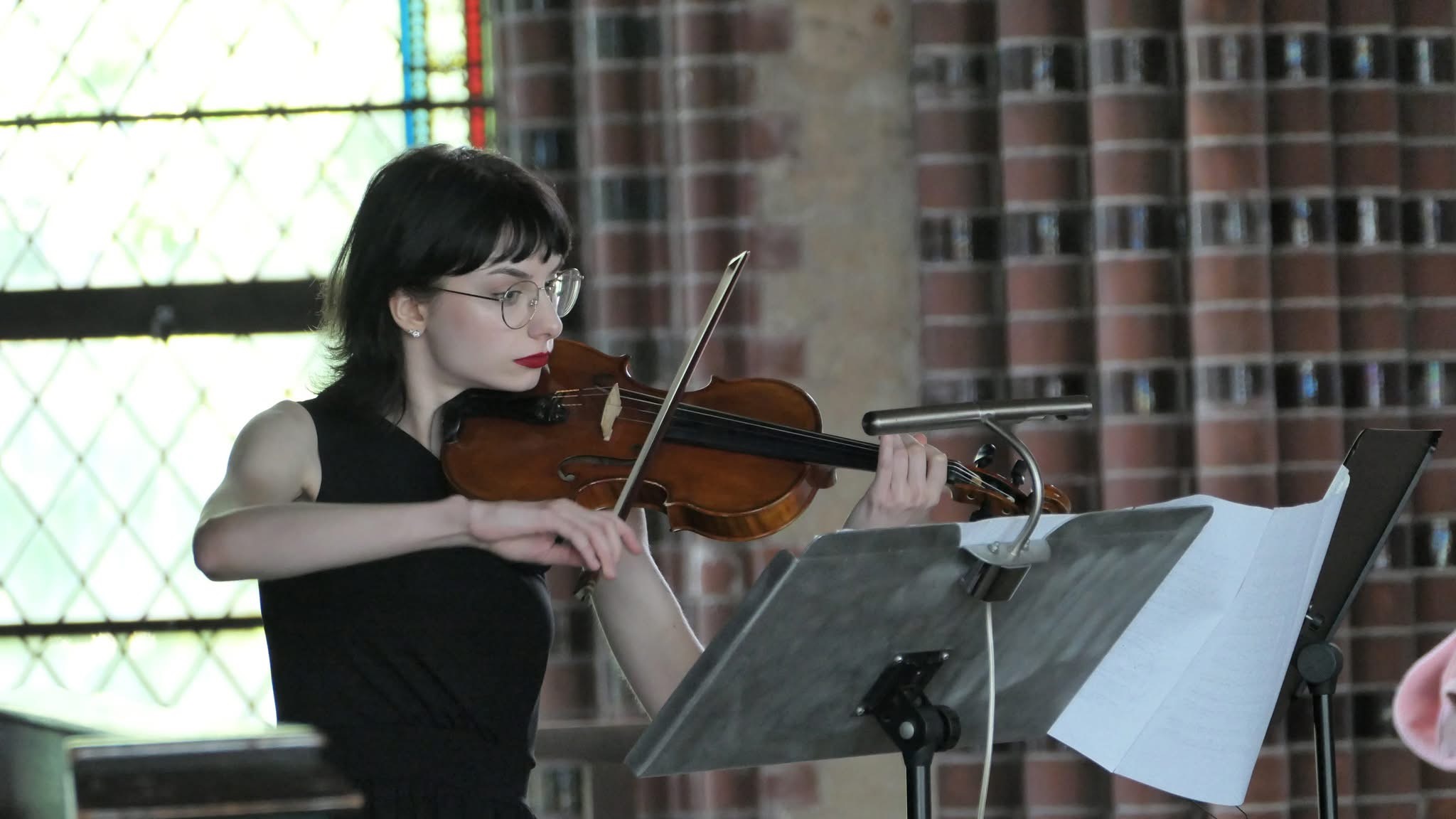 Zofia Andersz gra na skrzypcach